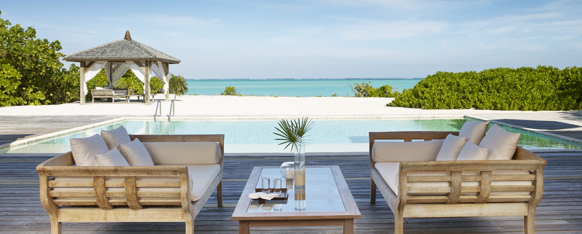 ComoVillaPoolDeck 