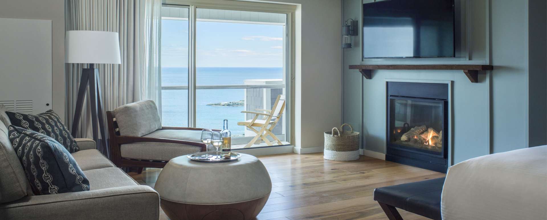 Premium Oceanfront Guestroom with Fireplace - Cliff House