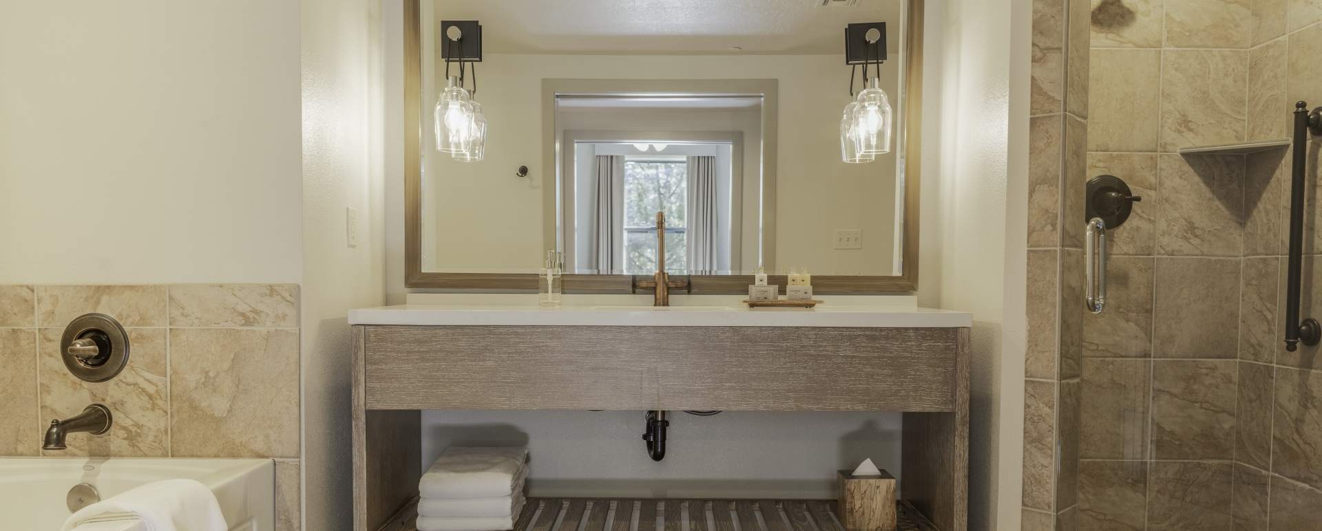Ensuite Bathroom - Cliffrose Lodge 