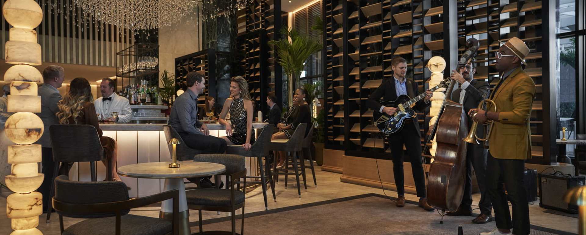 Bar by night - Four Seasons New Orleans 