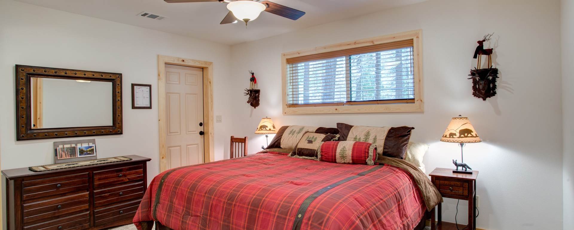Cabin bedroom - The Redwoods in Yosemite 