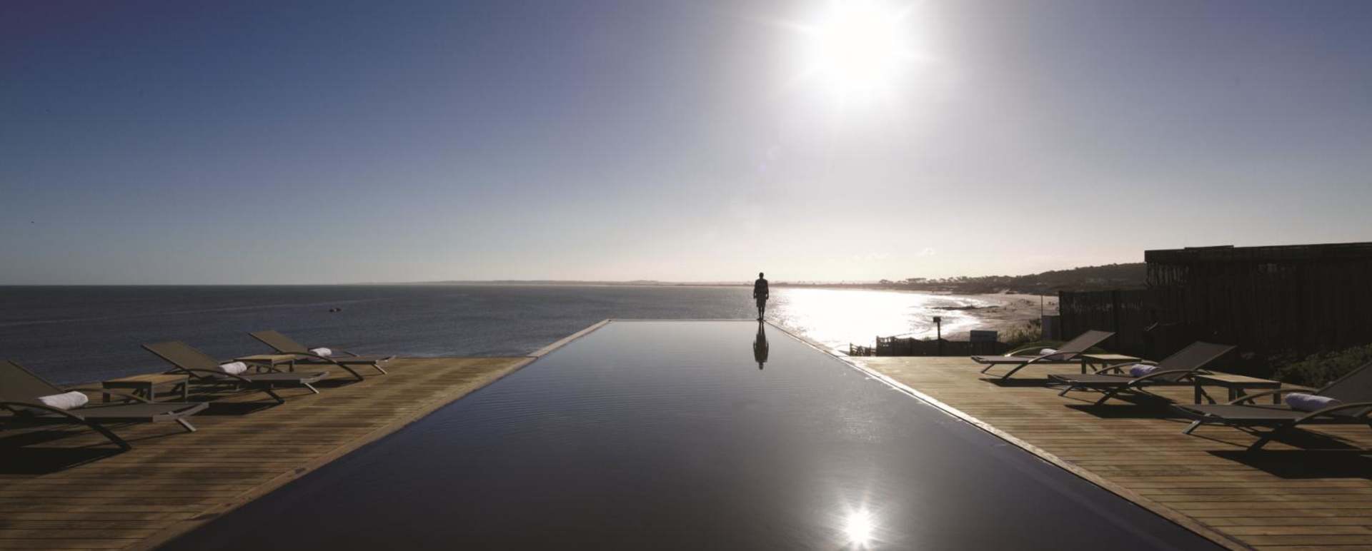 Cantilevered swimming pool - Playa Vik