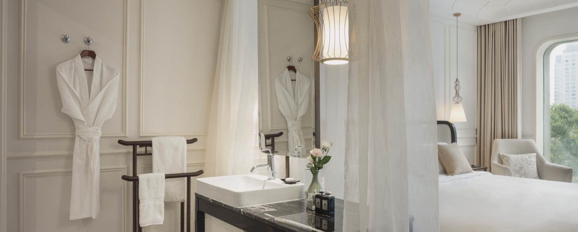 Deluxe Room at the Hotel des Arts - Hotel des Arts Saigon