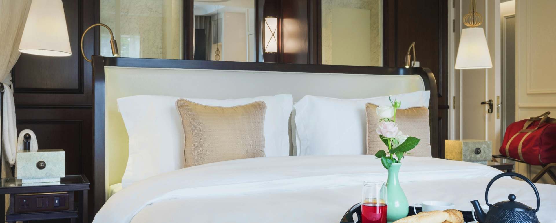 Grand Deluxe Room - Hotel Des Arts Saigon
