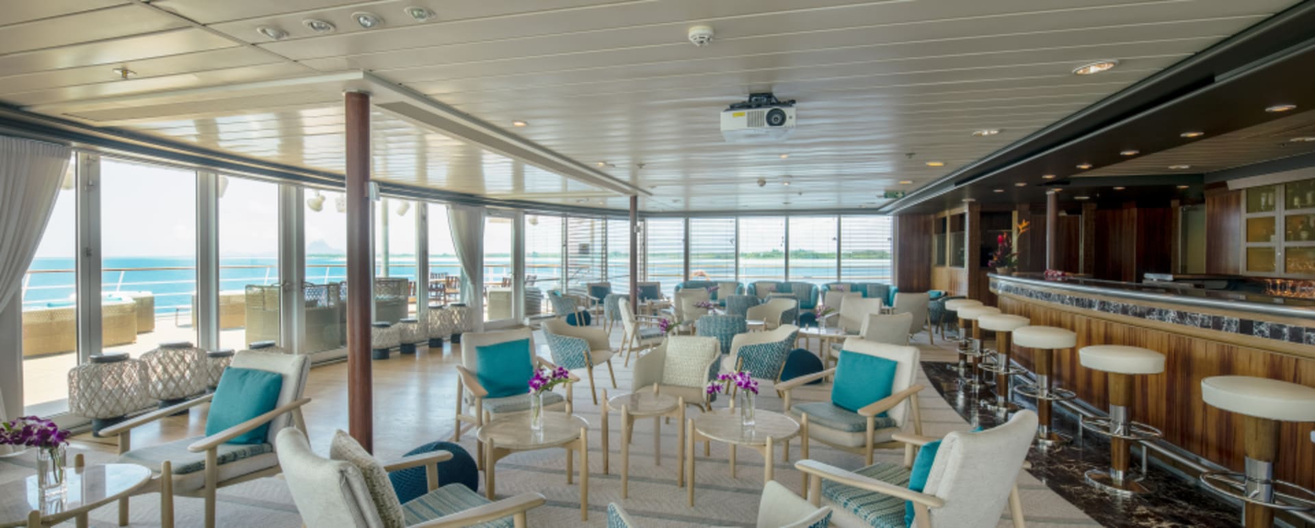 Lounge and bar 