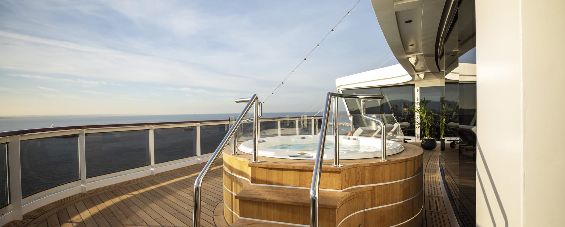 Regent Suite Deck Hot Tub 