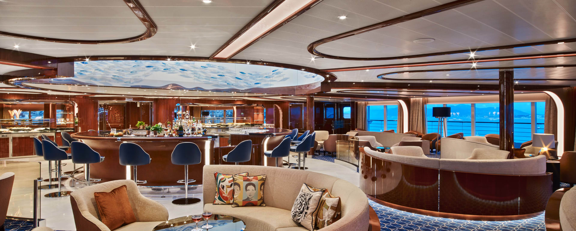 Lounge Area and Bar 