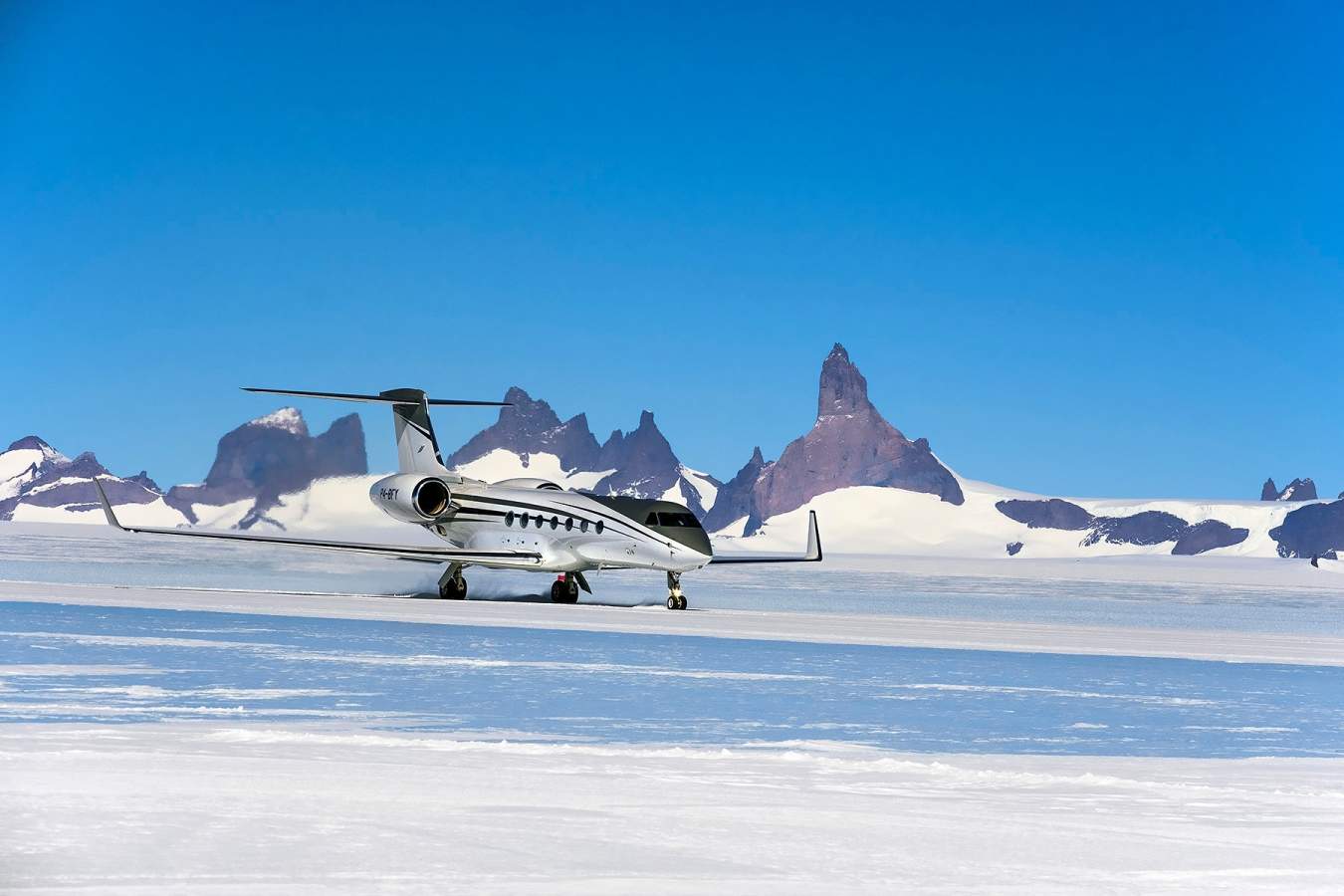 Landing at Wolfs Fang - White Desert Antarctica