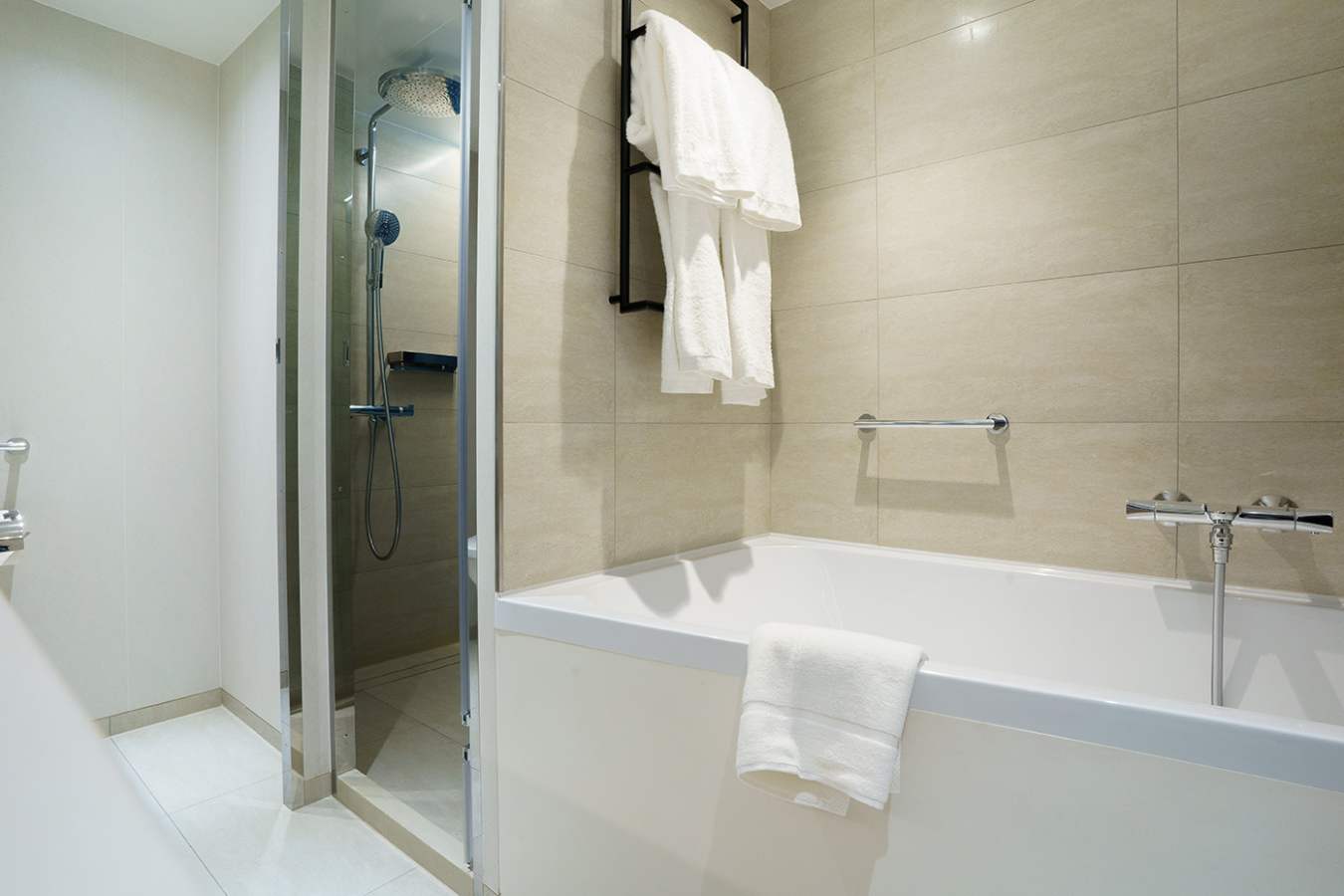 Deluce balcony bathroom