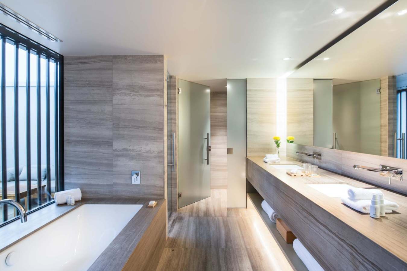 Deluxe Bathroom - Saffire