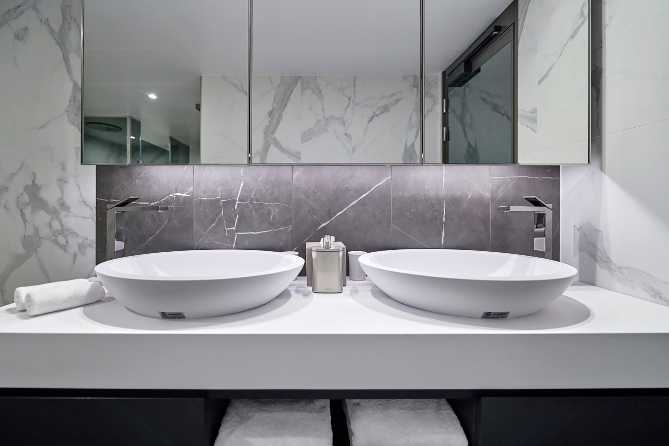 Grand Panoramic Suite Bathroom sink