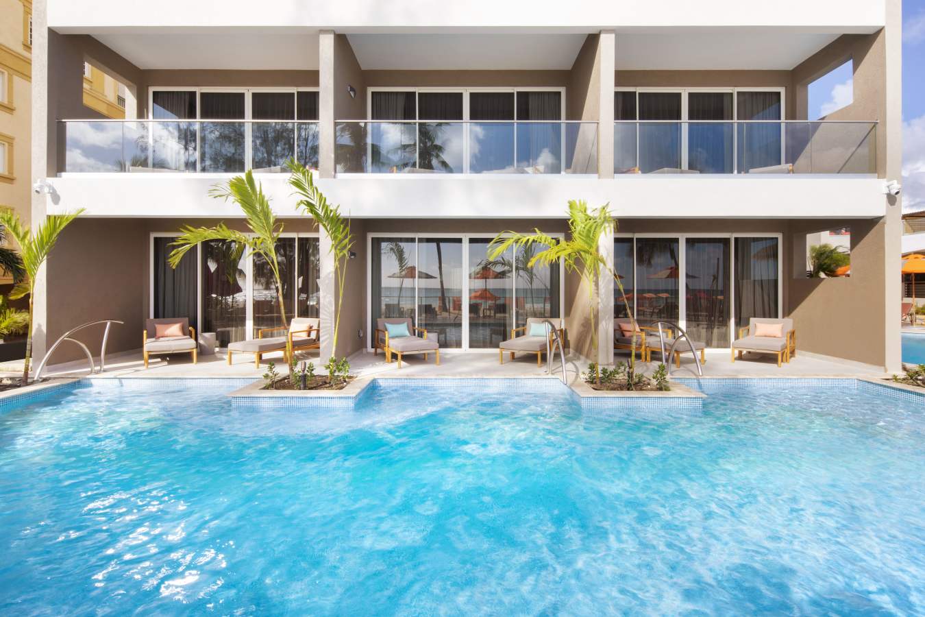 Swim-up suites