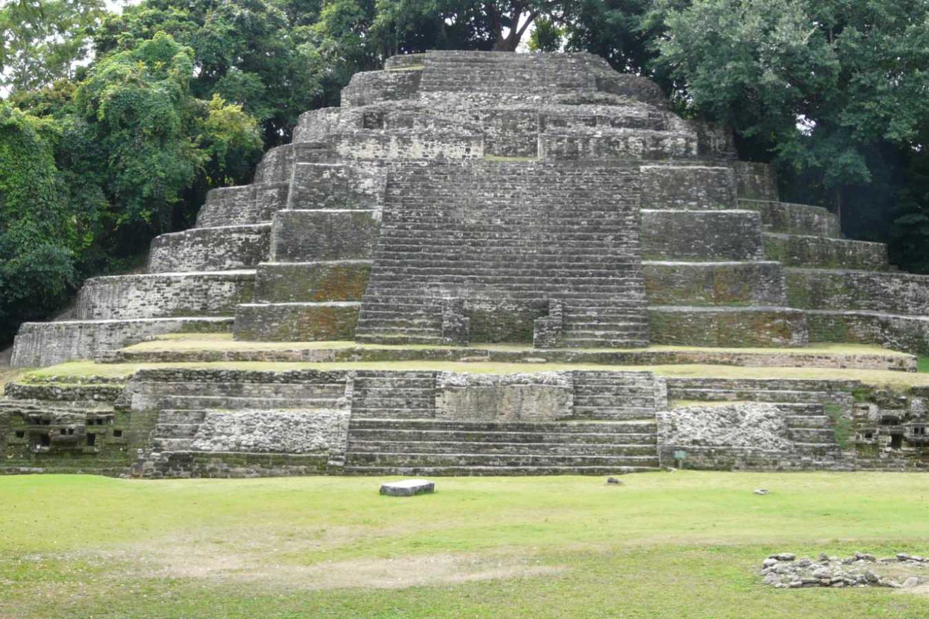 Lamanai Maya pyramid - Lamanai Outpost Lodge