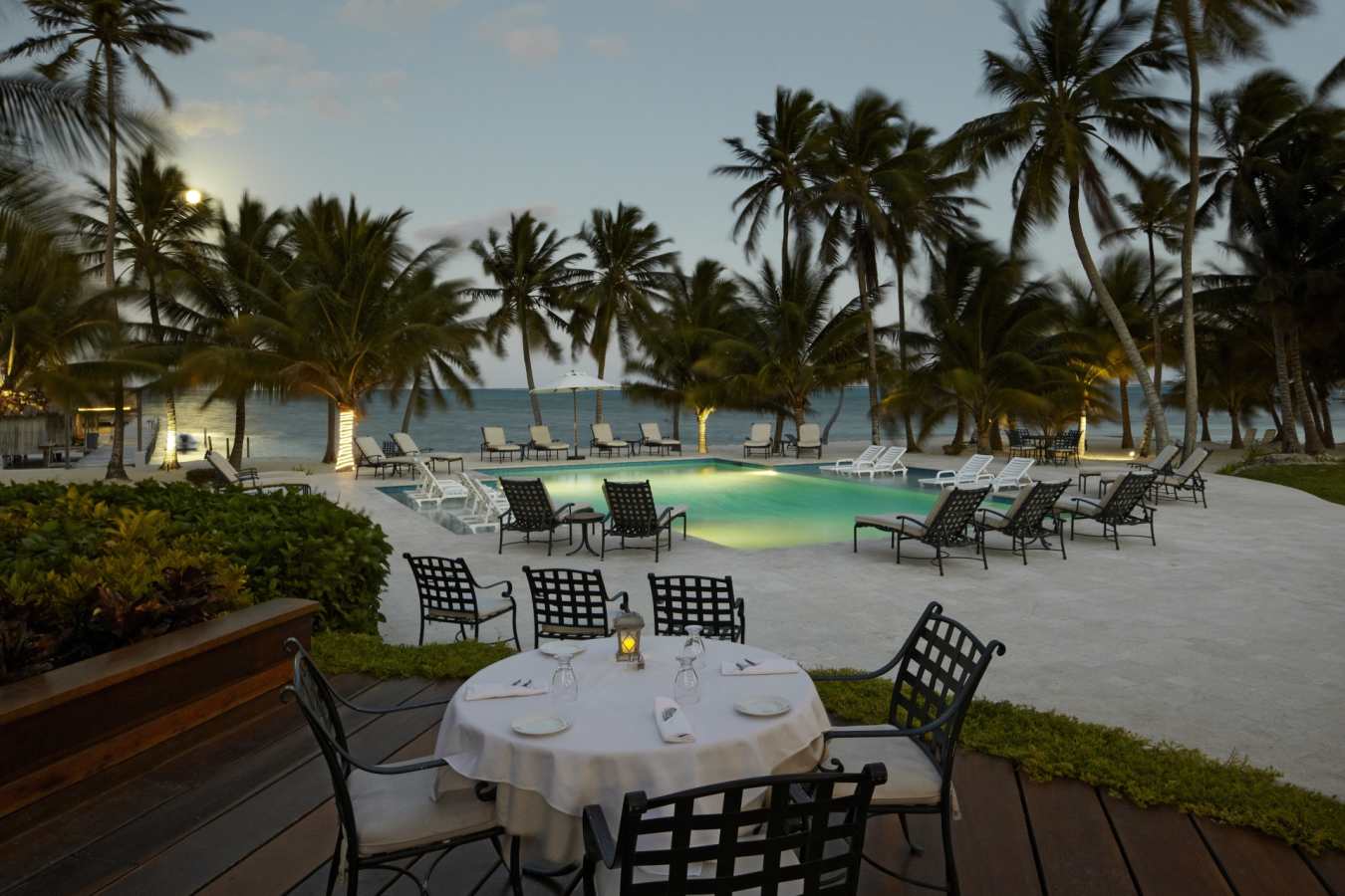 Poolside dining - Victoria House