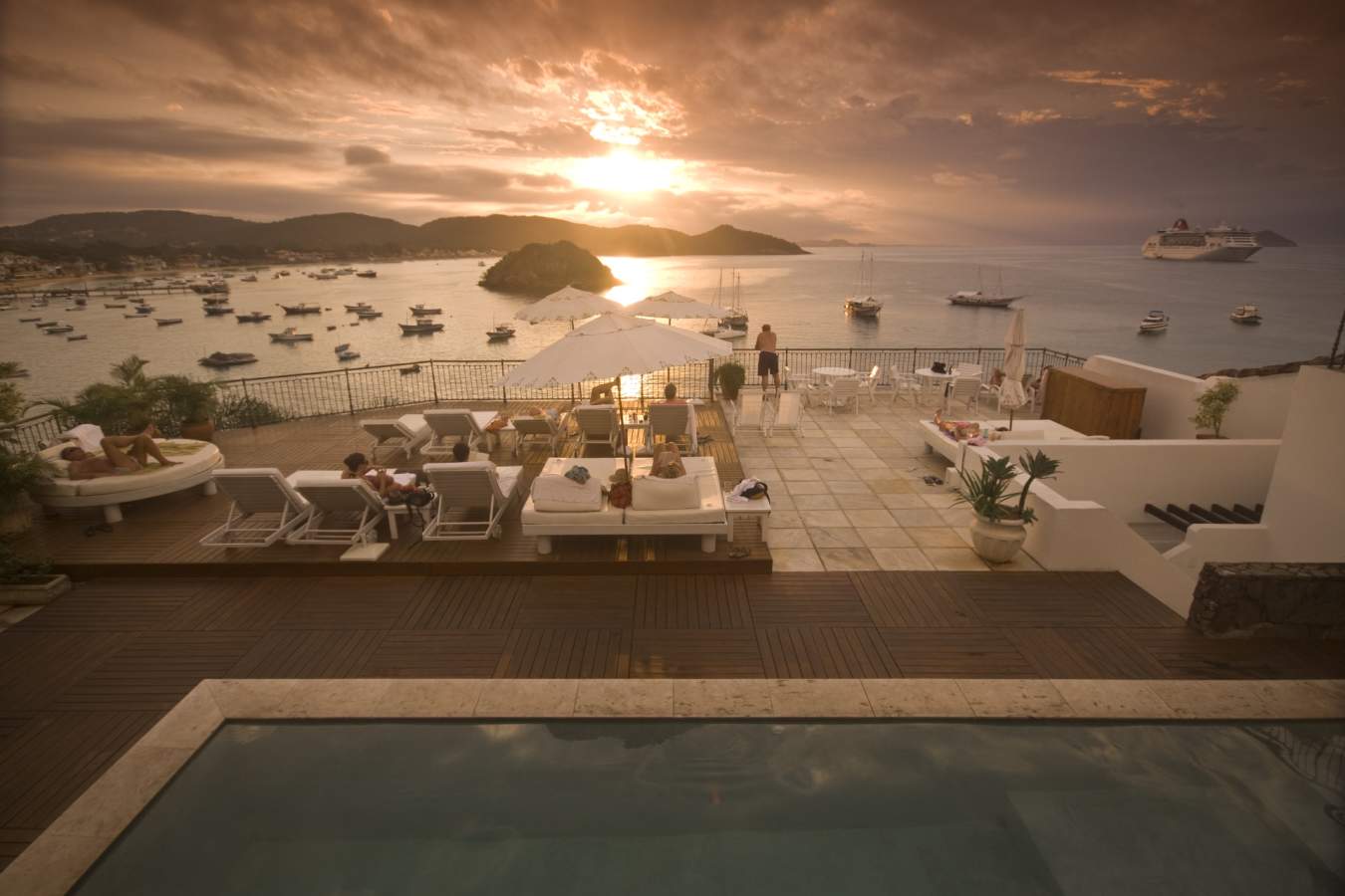 Pool at sunset - Pousada Casas Brancas
