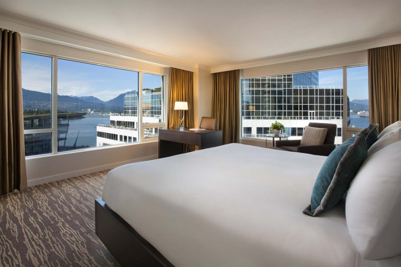 Harbour View Corner Room - Fairmont Waterfront Vancouver