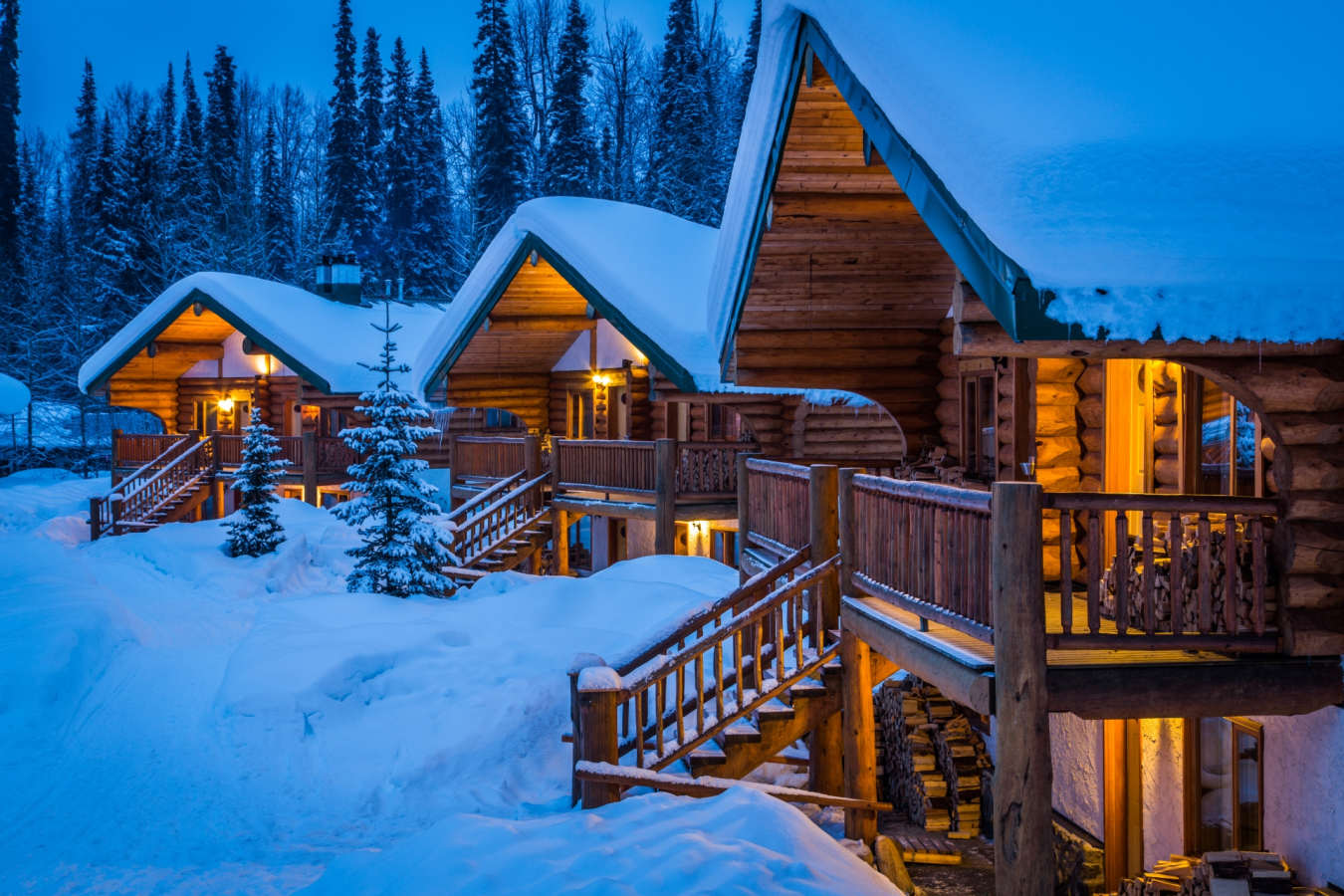 Bell 2 Lodge - Last Frontier Heliskiing 