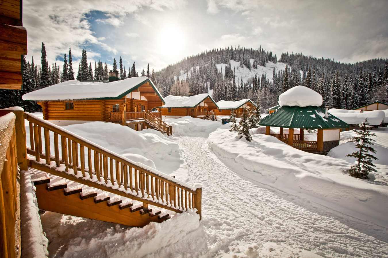 Bell 2 Lodge - Last Frontier Heliskiing 