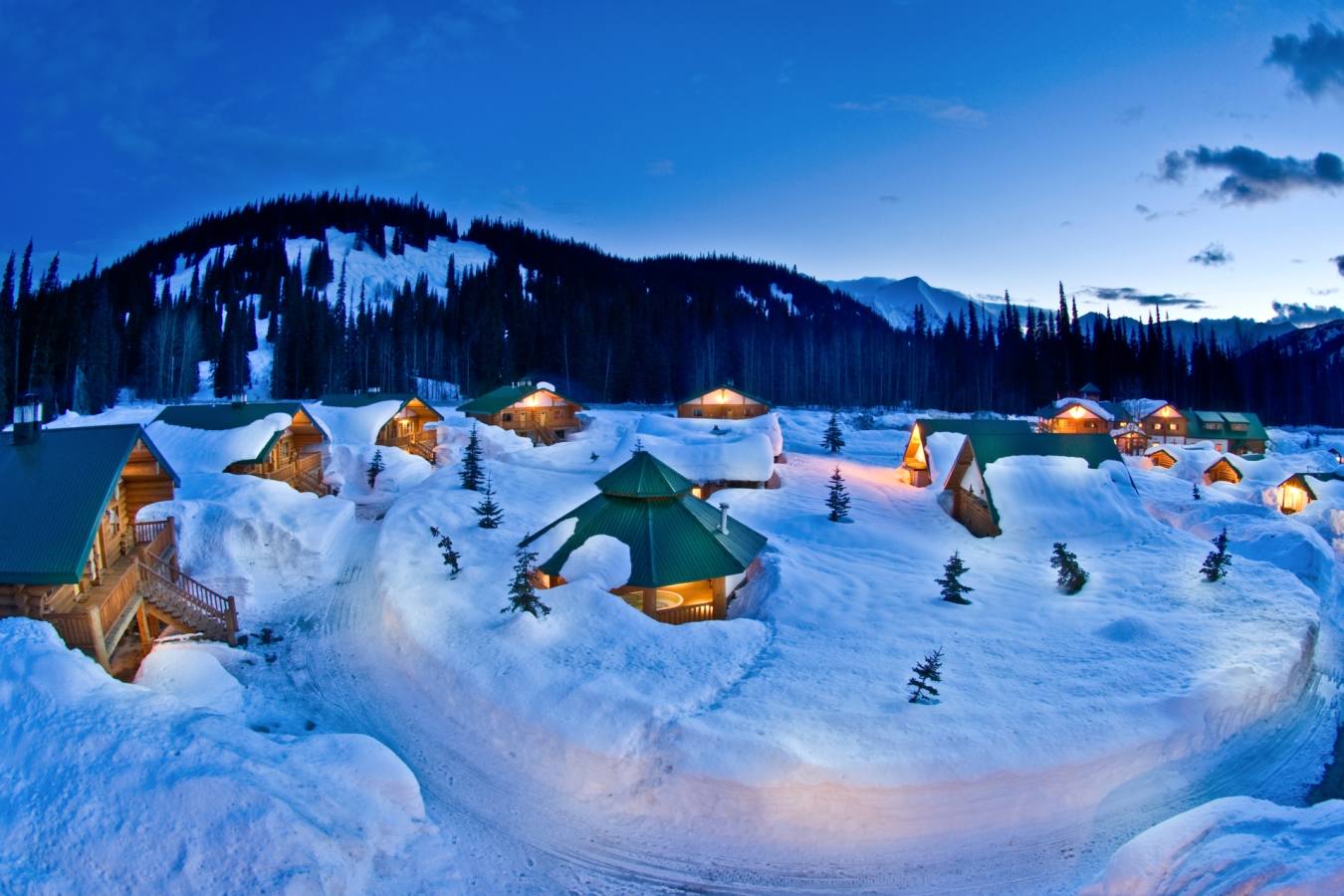 Bell 2 Lodge - Last Frontier Heliskiing 