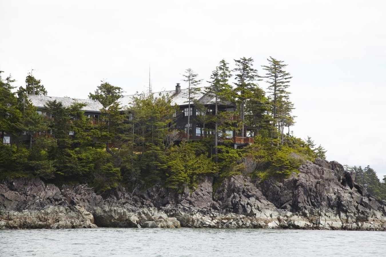 Perched on the rocky shore - Middle Beach Lodge