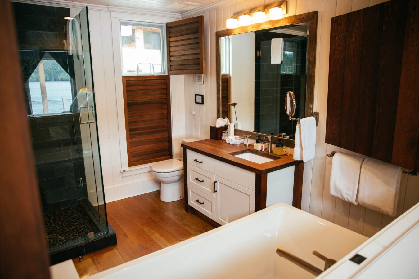 Cabin bathroom - Nimmo Bay Resort