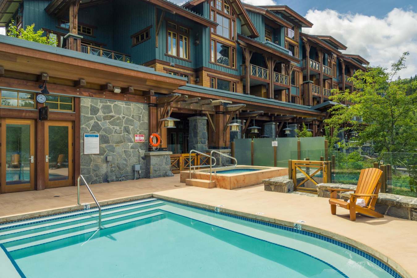 Lakeside pool - Nita Lake Lodge