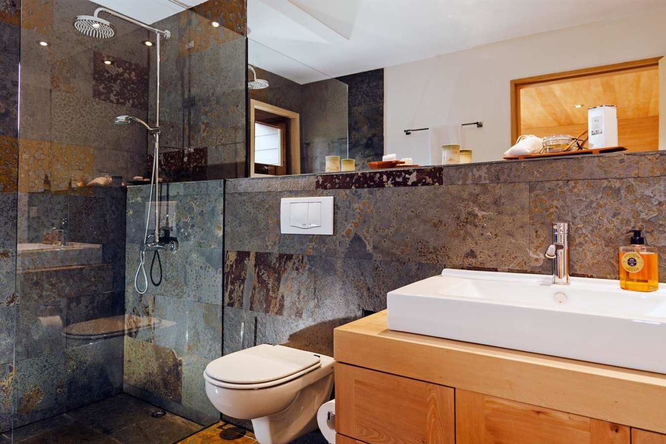 Double Room Bathroom - Hotel Vira Vira