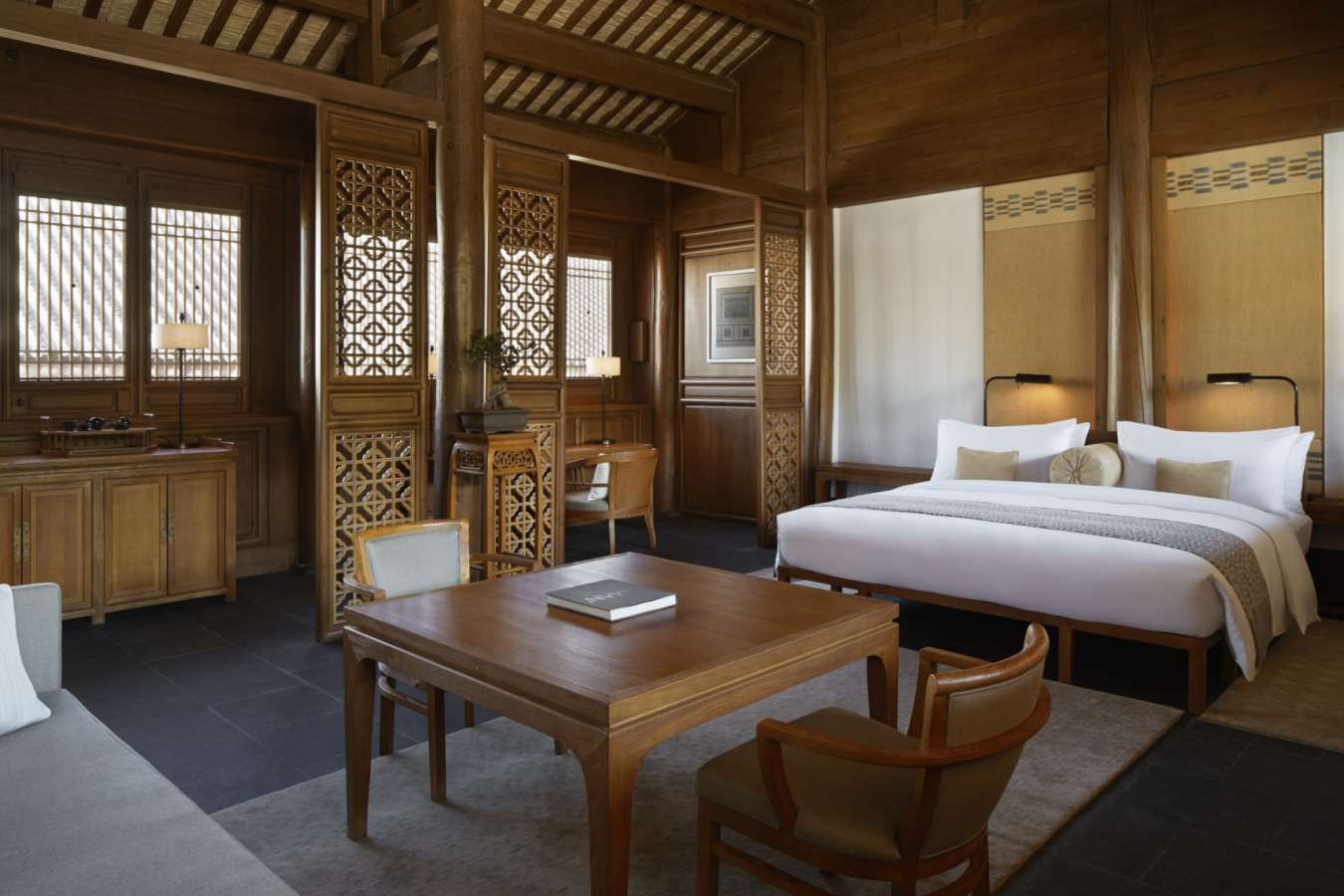 Deluxe Suite Bedroom - Amandayan