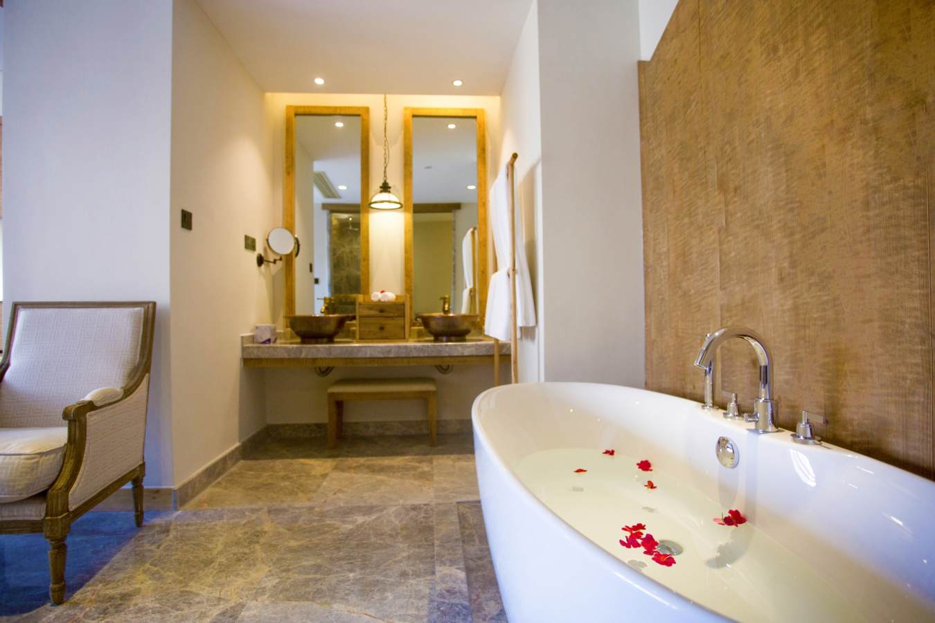 Suite Bathroom - LUX Benzilan 