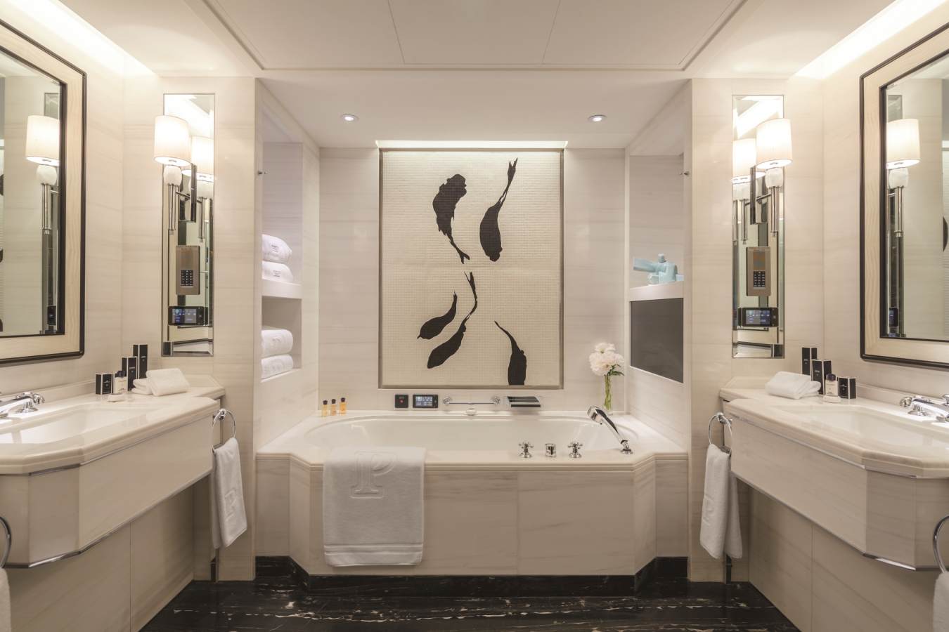 Deluxe Room Bathroom - Peninsula Beijing