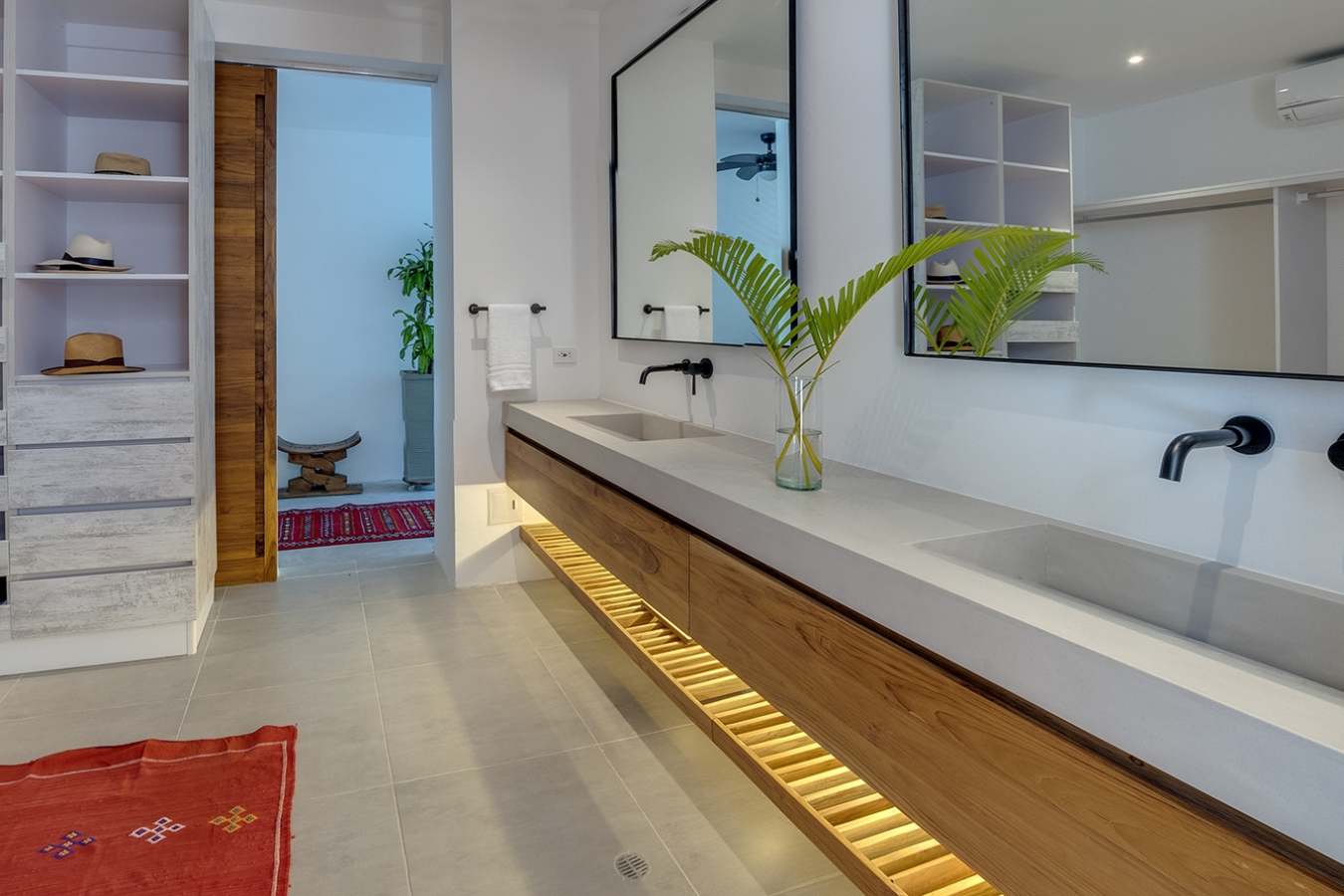 Bathroom and Walk-in Wardrobe - Casa Letty