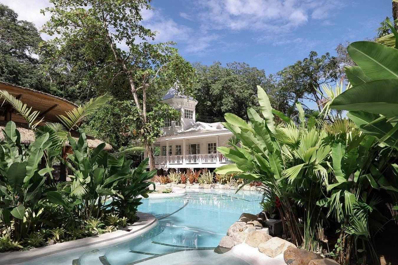 Relax by the pool - Aguas Claras 