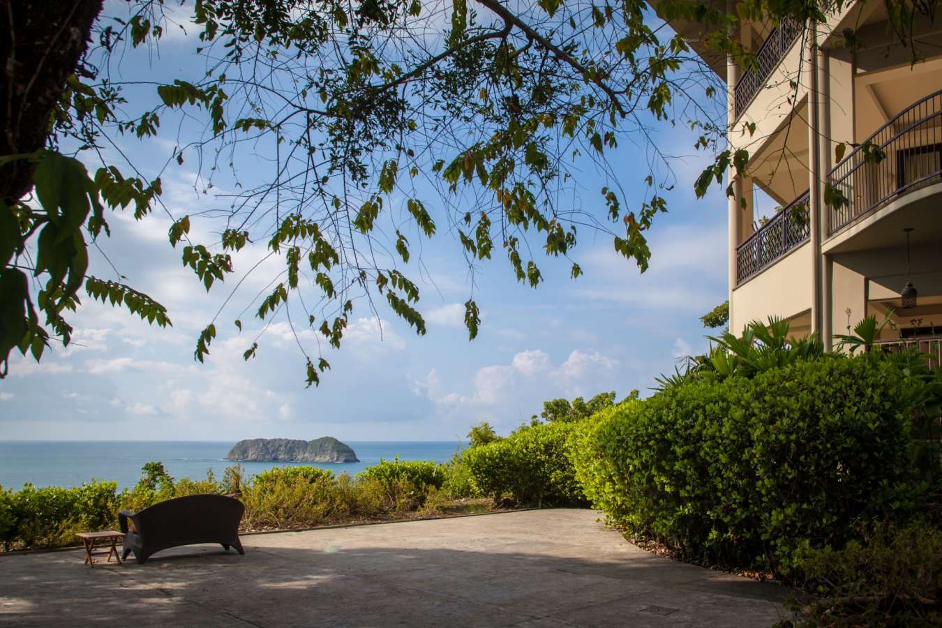 Exterior and views - Arenas del Mar