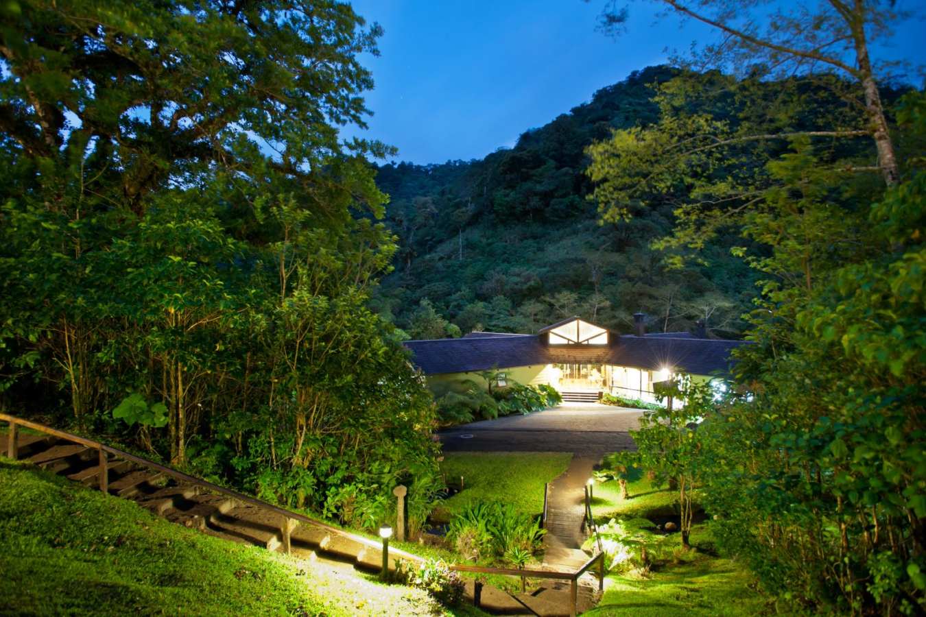 Lush surroundings - El Silencio Lodge