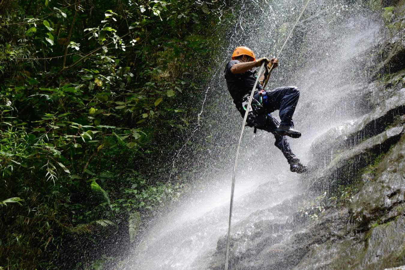 Waterfall rappelling - El Silencio Lodge
