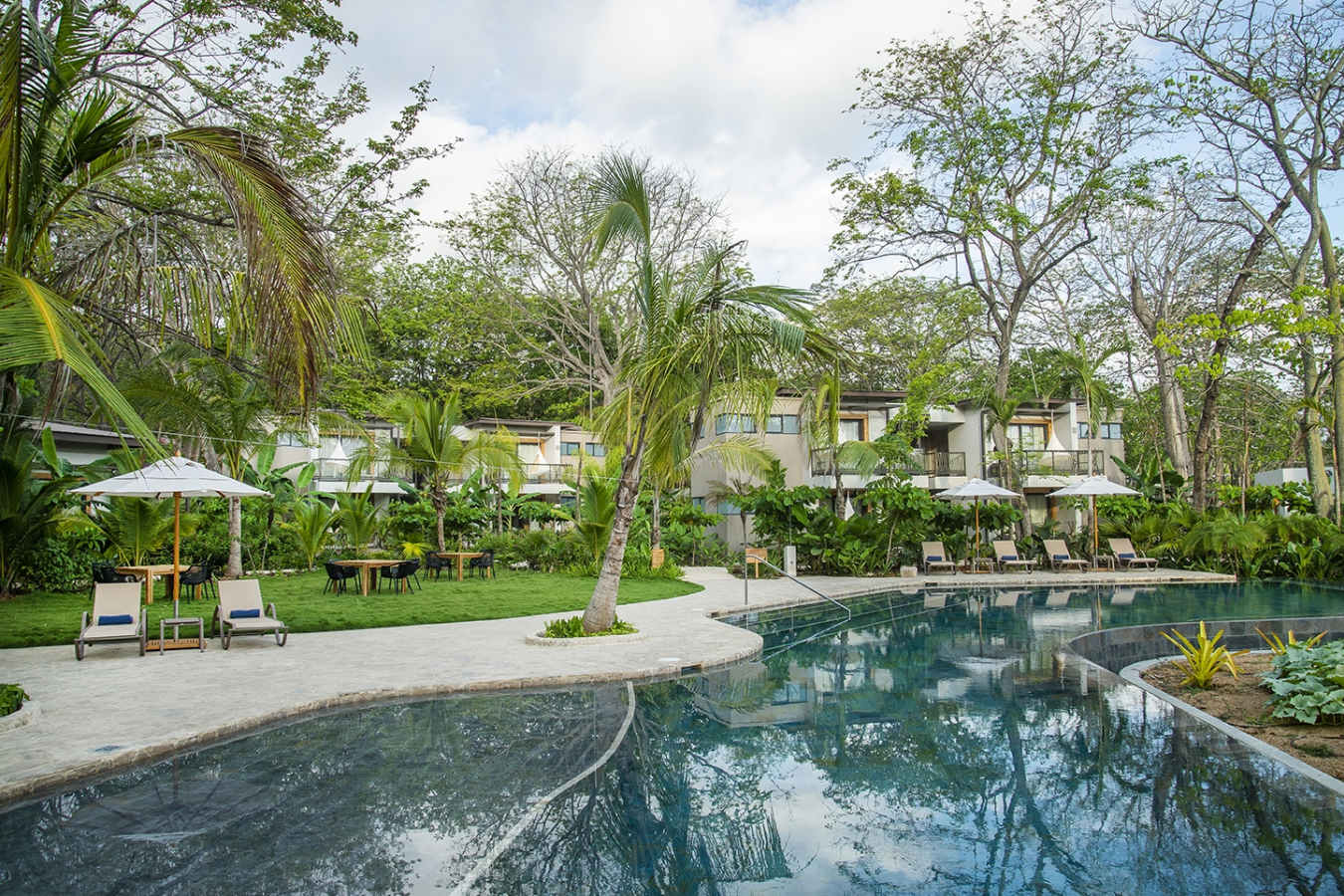 Around the pool - Nantipa