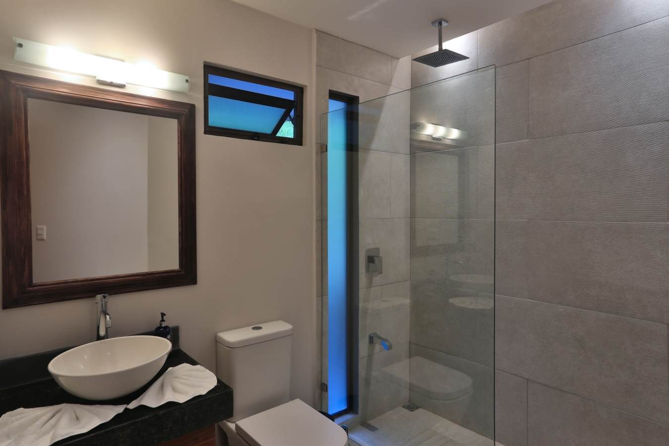 Modern bathrooms - Senda Monteverde