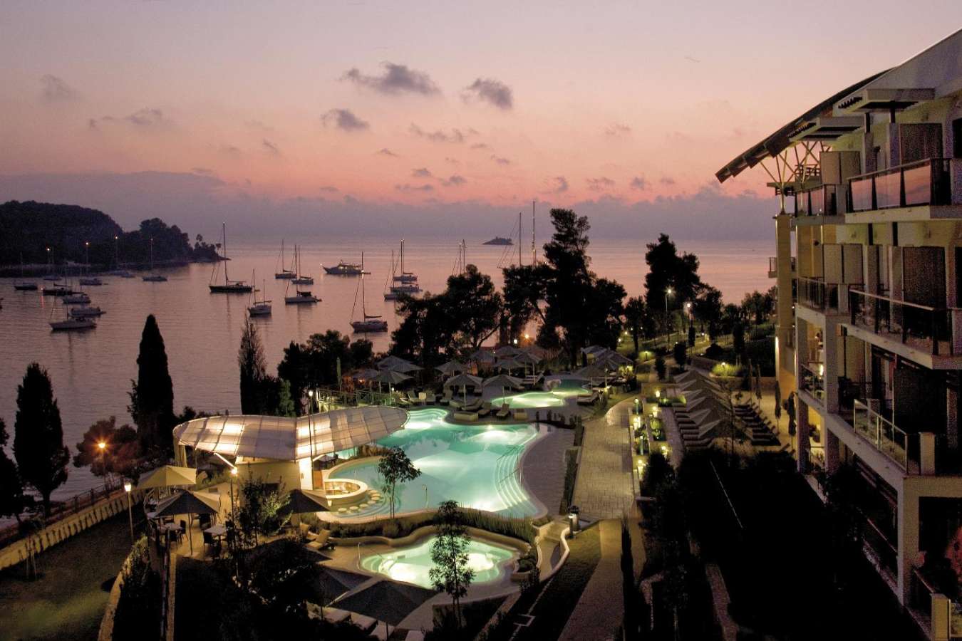 View of the pool and beach - Monte Mulini