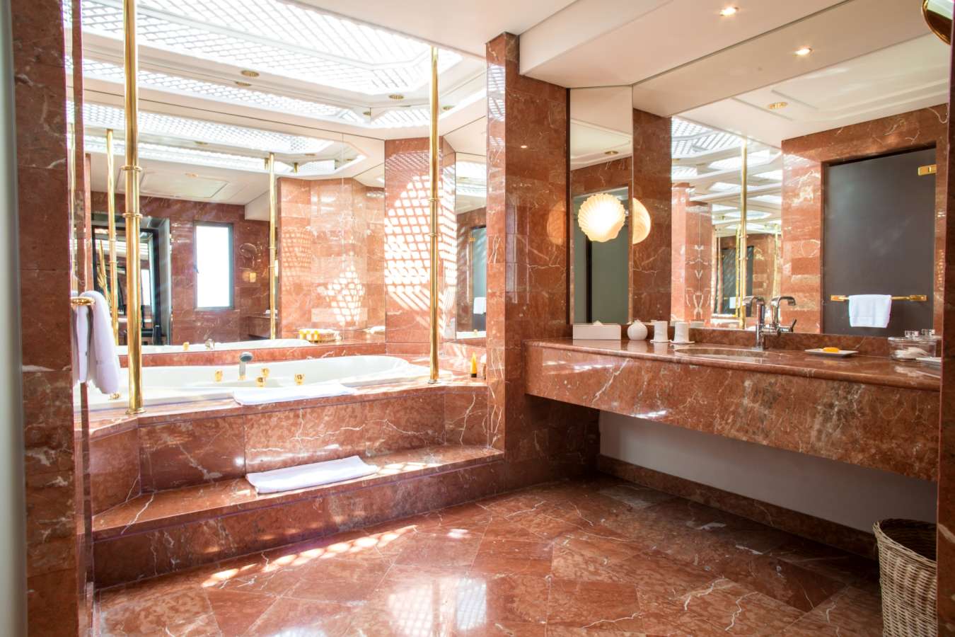 Alecos Suite Bathroom
