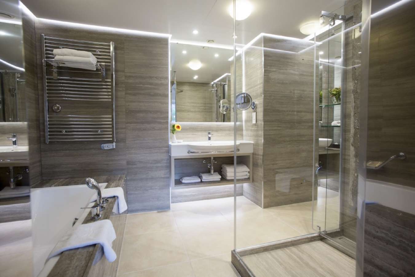 Executive Suite Bathroom - Columbia Beach Resort