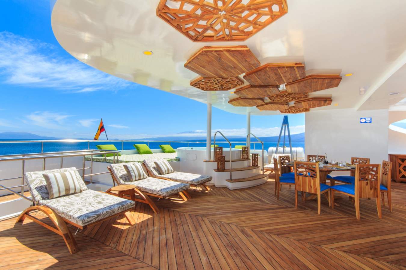 Sky deck and lounge with Jacuzzi 