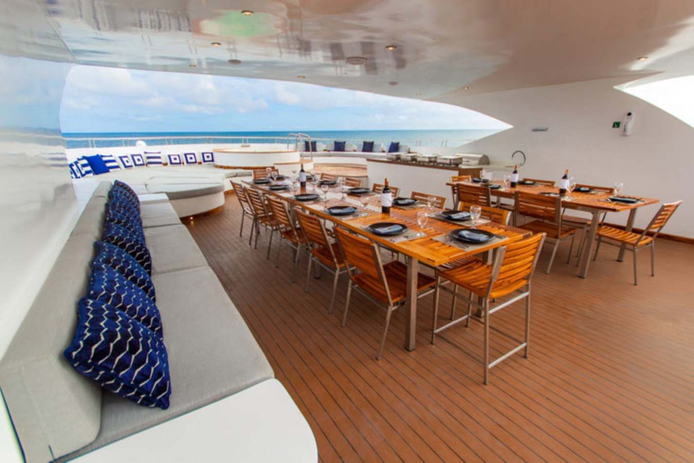 Infinity Galapagos Yacht - dinning 