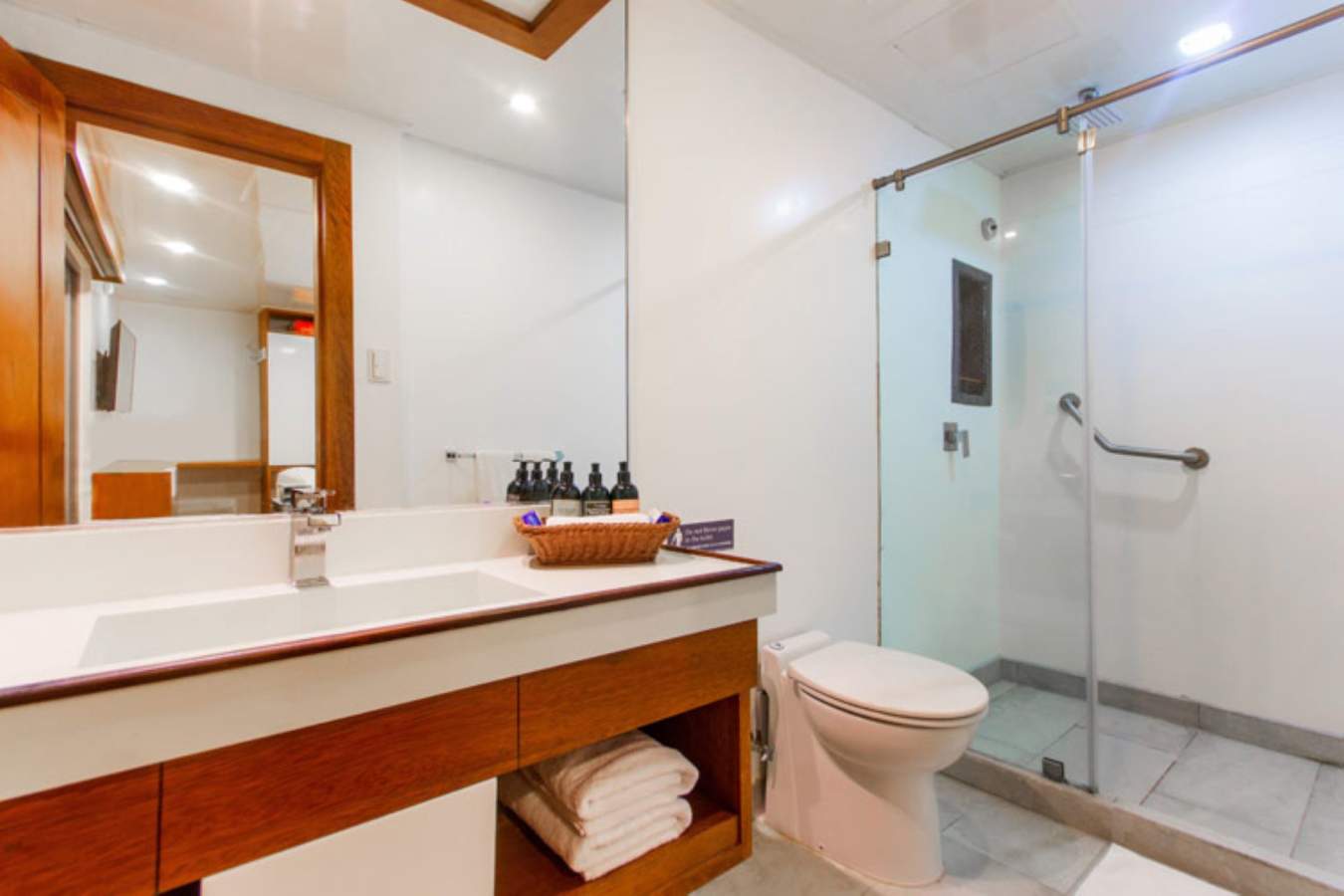 Infinity Galapagos Yacht - bathroom 