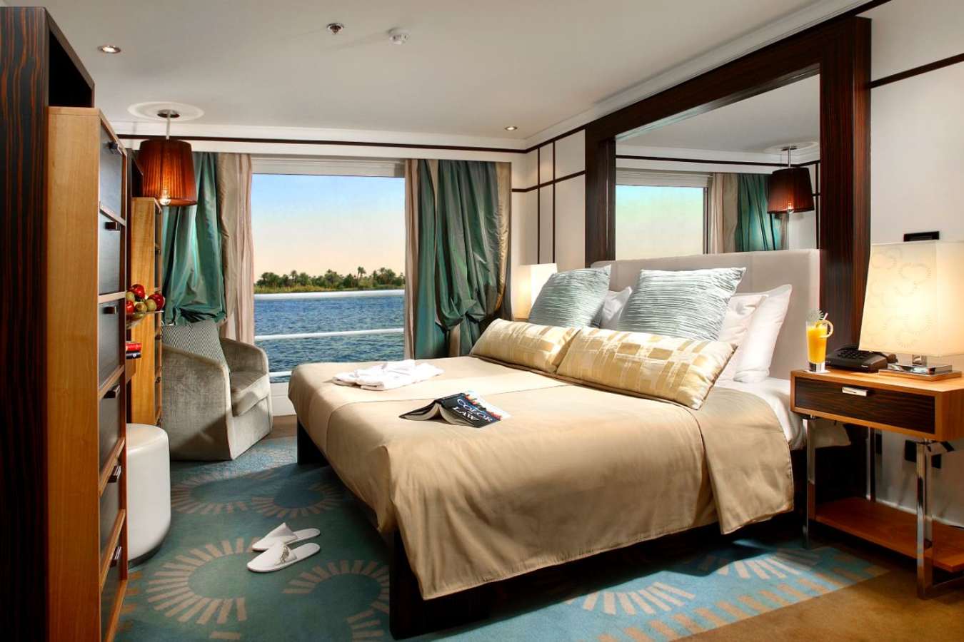 Cabin - Sanctuary Sun Boat IV
