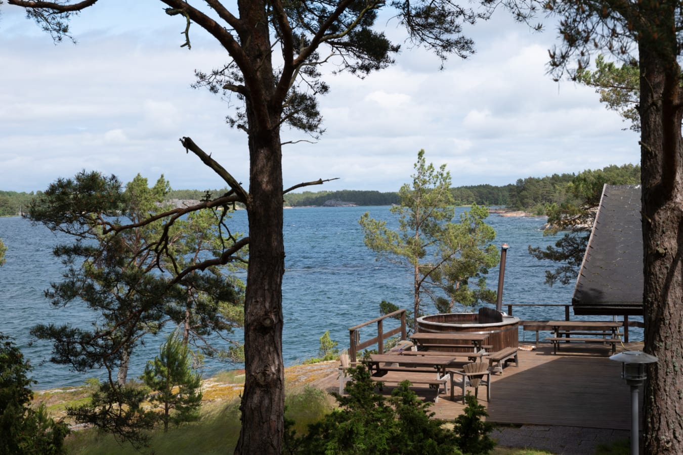 Hot tub by smoke sauna