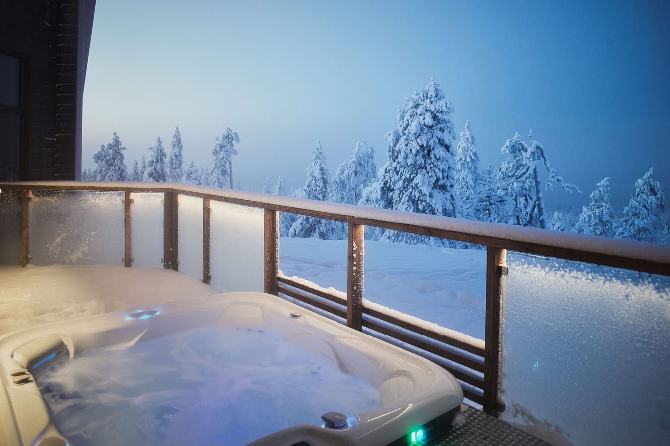 TerraceJacuzziWinter 