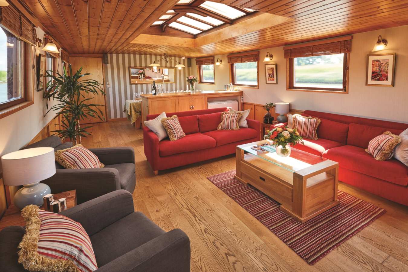 Hirondelle Guest Lounge - Belmond Afloat in France