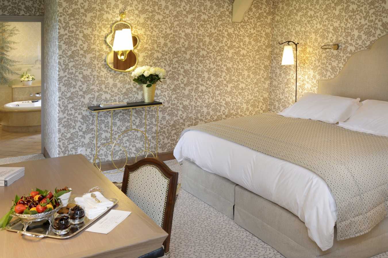 La Tour bedroom - Chateau de la Treyne