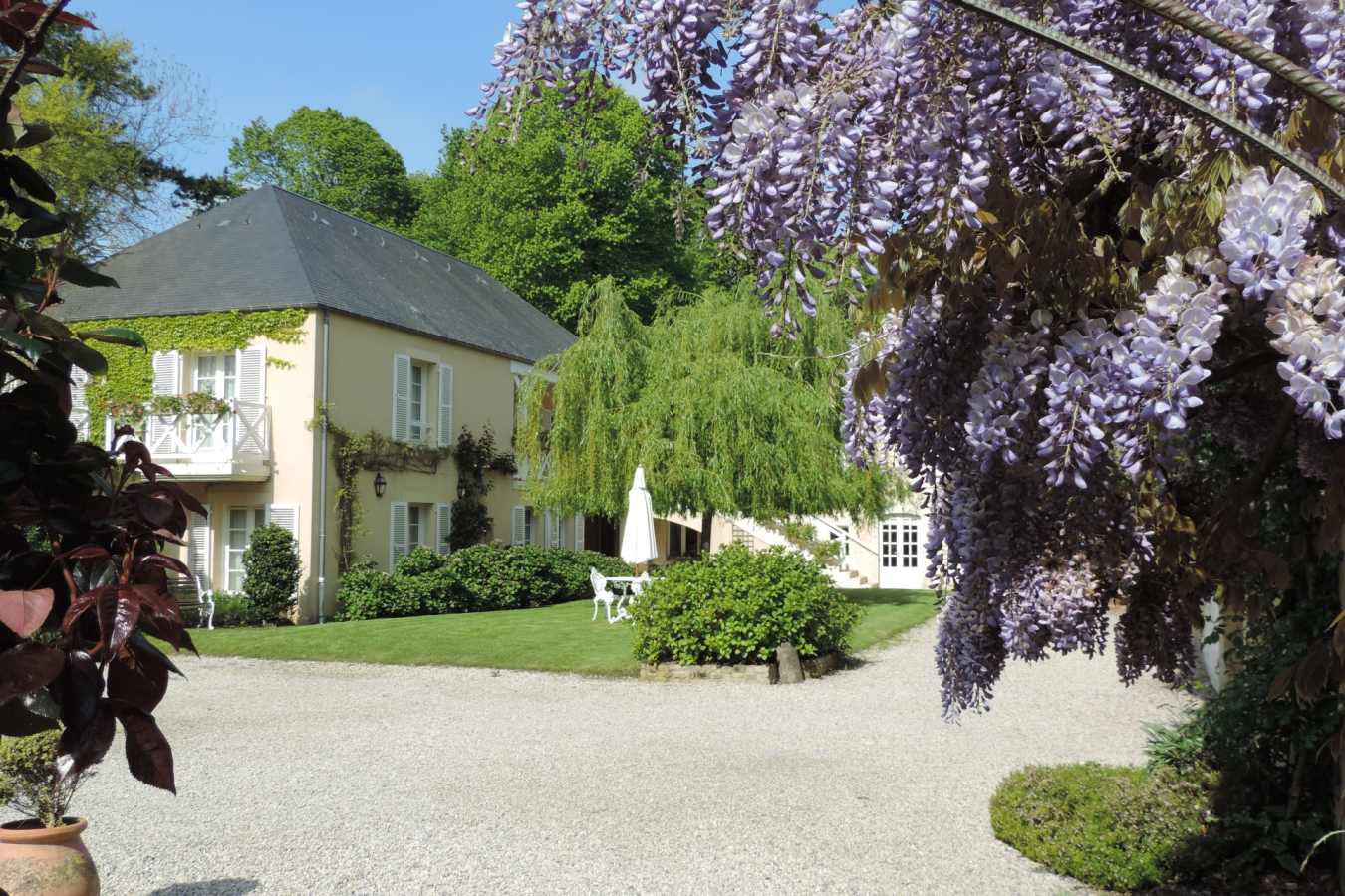 Chateau exterior - Chateau La Chenevière