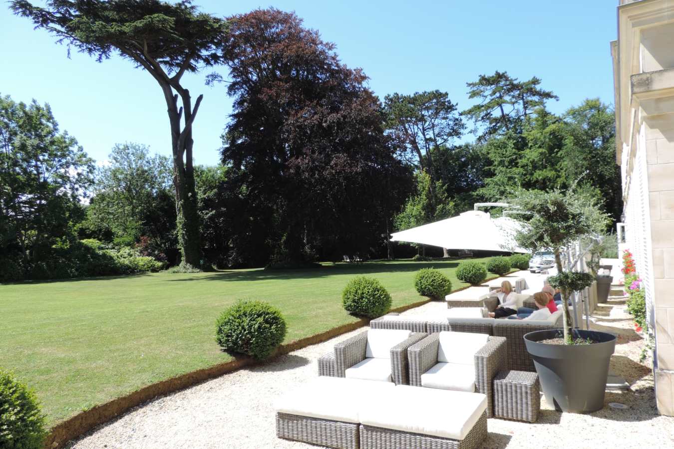 Terrace - Chateau La Chenevière